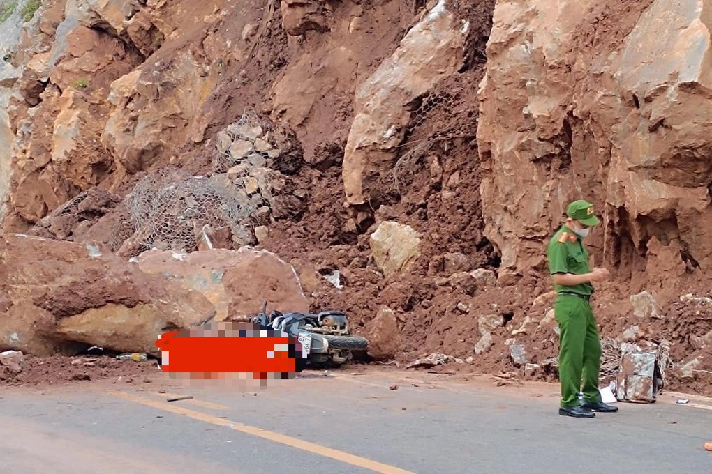 Xe máy tông khối đá sạt lở bên đường, tài xế tử vong - 1 Xe máy tông khối đá sạt lở bên đường, tài xế tử vong - 1
