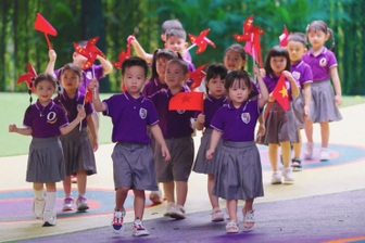 Gần 400 học sinh, giáo viên hòa giọng hát "Tiến quân ca"