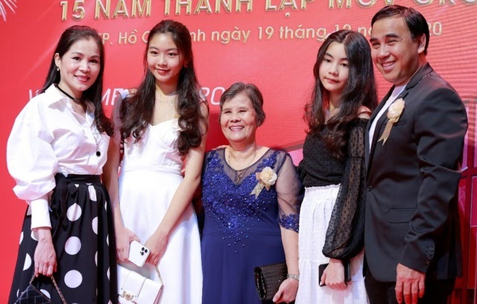 Quyền Linh, Bảo Thy… hé lộ không gian nhà ở sang trọng dịp Giáng Sinh - 2 Quyền Linh, Bảo Thy… hé lộ không gian nhà ở sang trọng dịp Giáng Sinh - 2