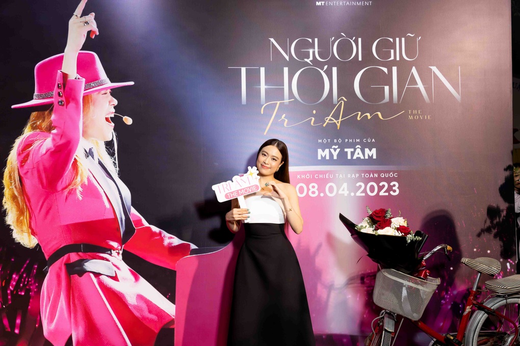 Mỹ Tâm mặc áo dài, chạy chiếc xe đạp 26 năm trước lên thảm đỏ gây náo loạn - 9 Mỹ Tâm mặc áo dài, chạy chiếc xe đạp 26 năm trước lên thảm đỏ gây náo loạn - 9