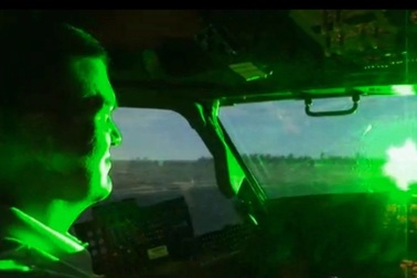 Phi công không mở nổi mắt khi máy bay chở hơn 300 người, chuẩn bị hạ cánh