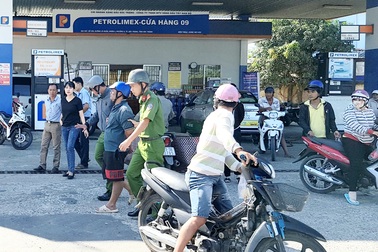 Bị tóm khi xông vào trạm xăng cướp tiền