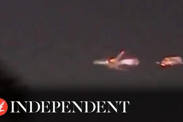 Khoảnh khắc máy bay Mỹ tóe lửa trên không trung