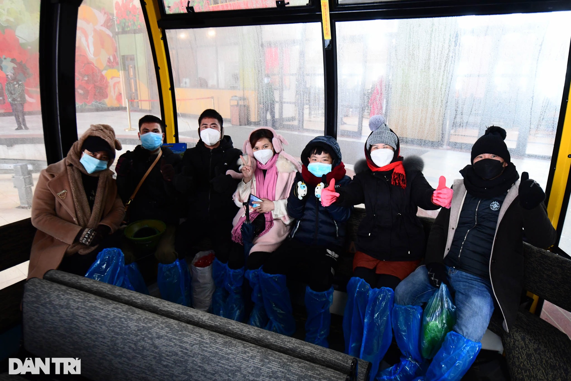 Du khách vẫn đổ lên đỉnh Fansipan dù mưa rét 0 độ C và không có băng tuyết - 2 Du khách vẫn đổ lên đỉnh Fansipan dù mưa rét 0 độ C và không có băng tuyết - 2