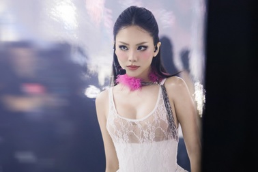 Mai Phương "thoát mác" hoa hậu, gây bất ngờ với hình ảnh ca sĩ cá tính