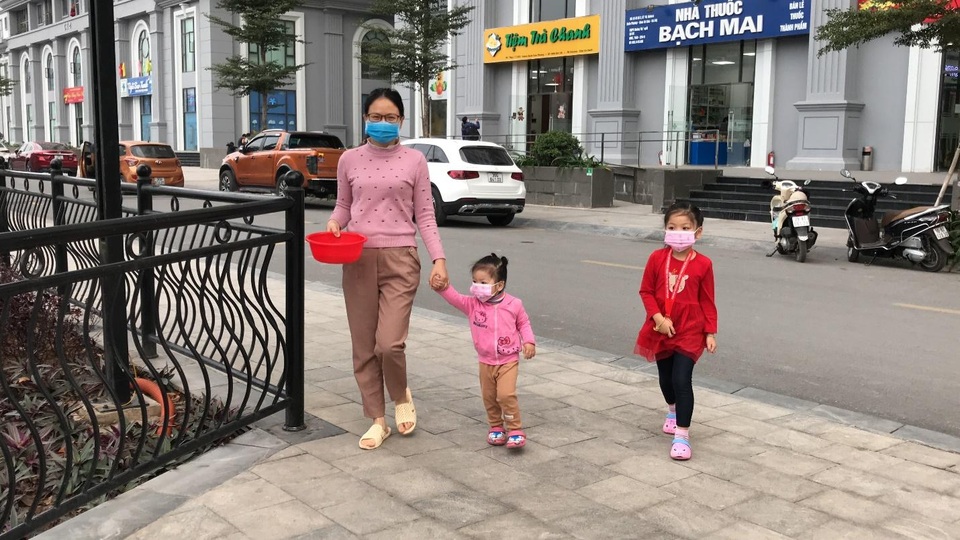 Người Hà Nội cho cá chép đi cầu trượt tiễn ông Công ông Táo về trời - 3 Người Hà Nội cho cá chép đi cầu trượt tiễn ông Công ông Táo về trời - 3