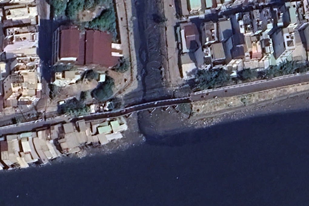 Tháo dỡ xong cầu sắt 2 xe máy tránh nhau dọc kênh Đôi ở TPHCM - 2