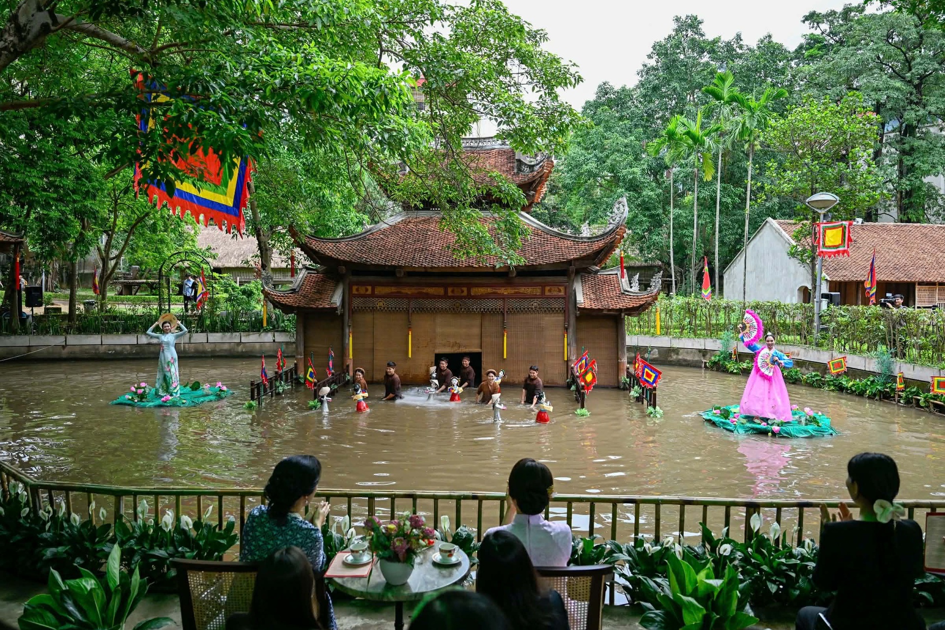 Phu nhân Phương Ly cùng Phu nhân Tổng thống Hàn Quốc xem múa rối nước - 6