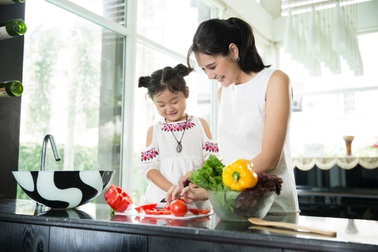 Hoa hậu Hương Giang vui đùa cùng con gái Tiểu Panda năng động