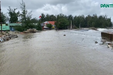 Nước biển tràn bờ, chảy vào khu dân cư tại thành phố Huế