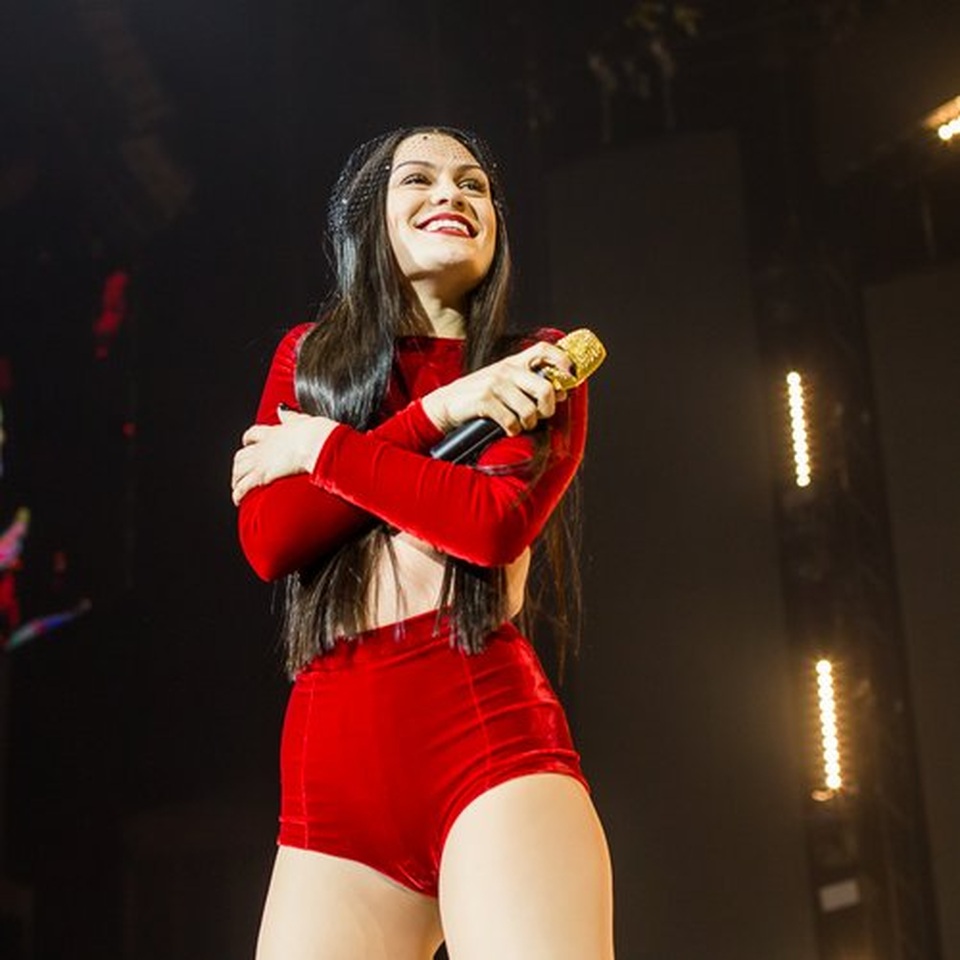 Jessie J đón giáng sinh trong bệnh viện - 7 Jessie J đón giáng sinh trong bệnh viện - 7
