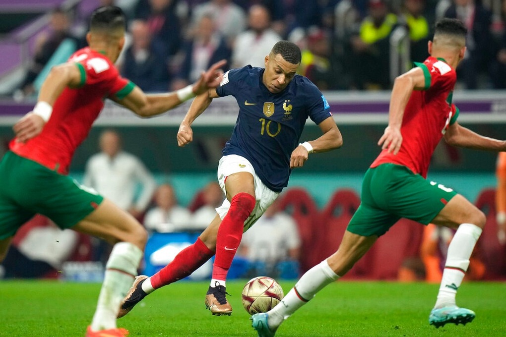 Mbappe xin lỗi vì sút bóng trúng mặt cổ động viên Pháp - 8 Mbappe xin lỗi vì sút bóng trúng mặt cổ động viên Pháp - 8