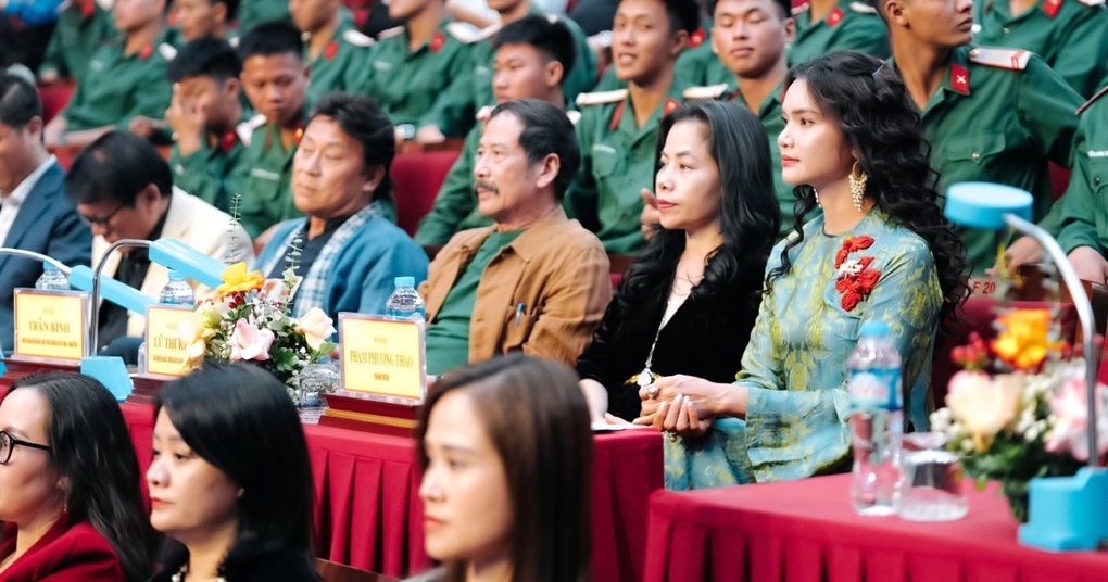 NSND Phạm Phương Thảo ngồi ghế nóng Liên hoan Ca múa nhạc 2024 - 3 NSND Phạm Phương Thảo ngồi ghế nóng Liên hoan Ca múa nhạc 2024 - 3