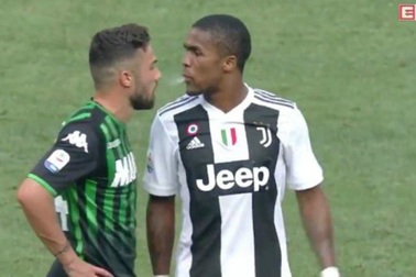 Ngôi sao Juventus lĩnh hậu quả nặng nề vì “phun mưa” vào đối thủ