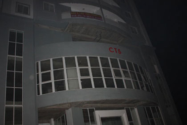 Cư dân chung cư tiền tỷ mướt mồ hôi leo thang bộ