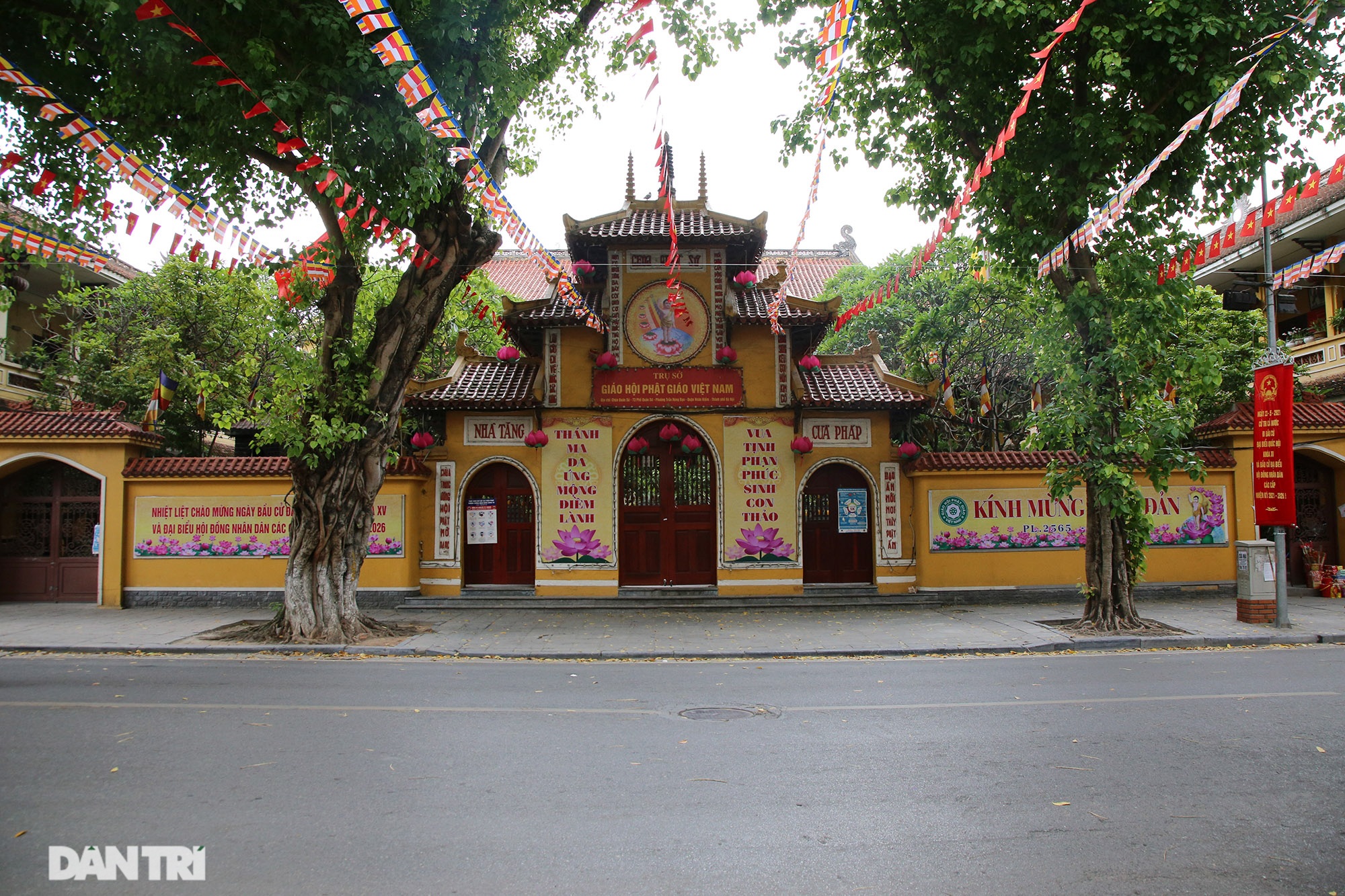 Đền, chùa ở Hà Nội cửa đóng then cài ngay cả trong thời điểm lễ Phật đản - 11