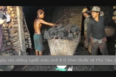 Cận cảnh những người công nhân mưu sinh ở lò than.