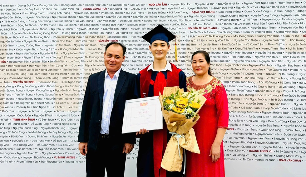 Thay bố mẹ viết giấc mơ đi học, nam sinh tốt nghiệp xuất sắc ĐH Bách khoa - 1 Thay bố mẹ viết giấc mơ đi học, nam sinh tốt nghiệp xuất sắc ĐH Bách khoa - 1