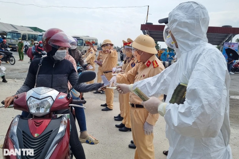 Đôi vợ chồng lượm ve chai được CSGT tặng xe máy, rút ngắn con đường về quê - 5 Đôi vợ chồng lượm ve chai được CSGT tặng xe máy, rút ngắn con đường về quê - 5