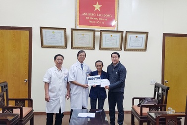 Trao hơn 120 triệu đồng đến bà ngoại chăm con, cháu ung thư giai đoạn cuối