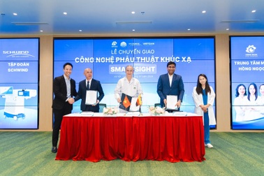 Bệnh viện Hồng Ngọc nhận chuyển giao công nghệ mổ cận SmartSight đột phá 2024