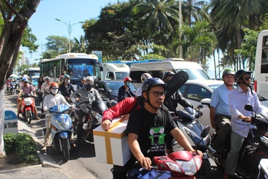 Đường đẹp nhất Nha Trang “nghẹt thở” ngày cuối tuần