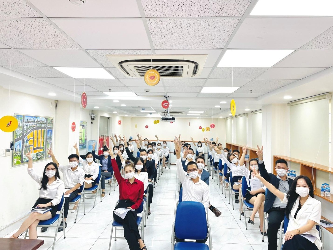 Công ty Sunrise Holdings trao sổ hồng cho khách hàng - 3 Công ty Sunrise Holdings trao sổ hồng cho khách hàng - 3