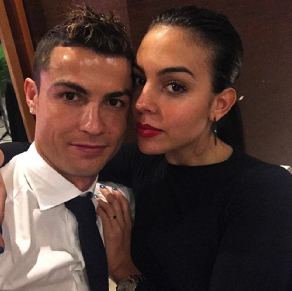 Người hâm mộ ngỡ ngàng trước tin C.Ronaldo đã bí mật “rước nàng về dinh” - 1 Người hâm mộ ngỡ ngàng trước tin C.Ronaldo đã bí mật “rước nàng về dinh” - 1