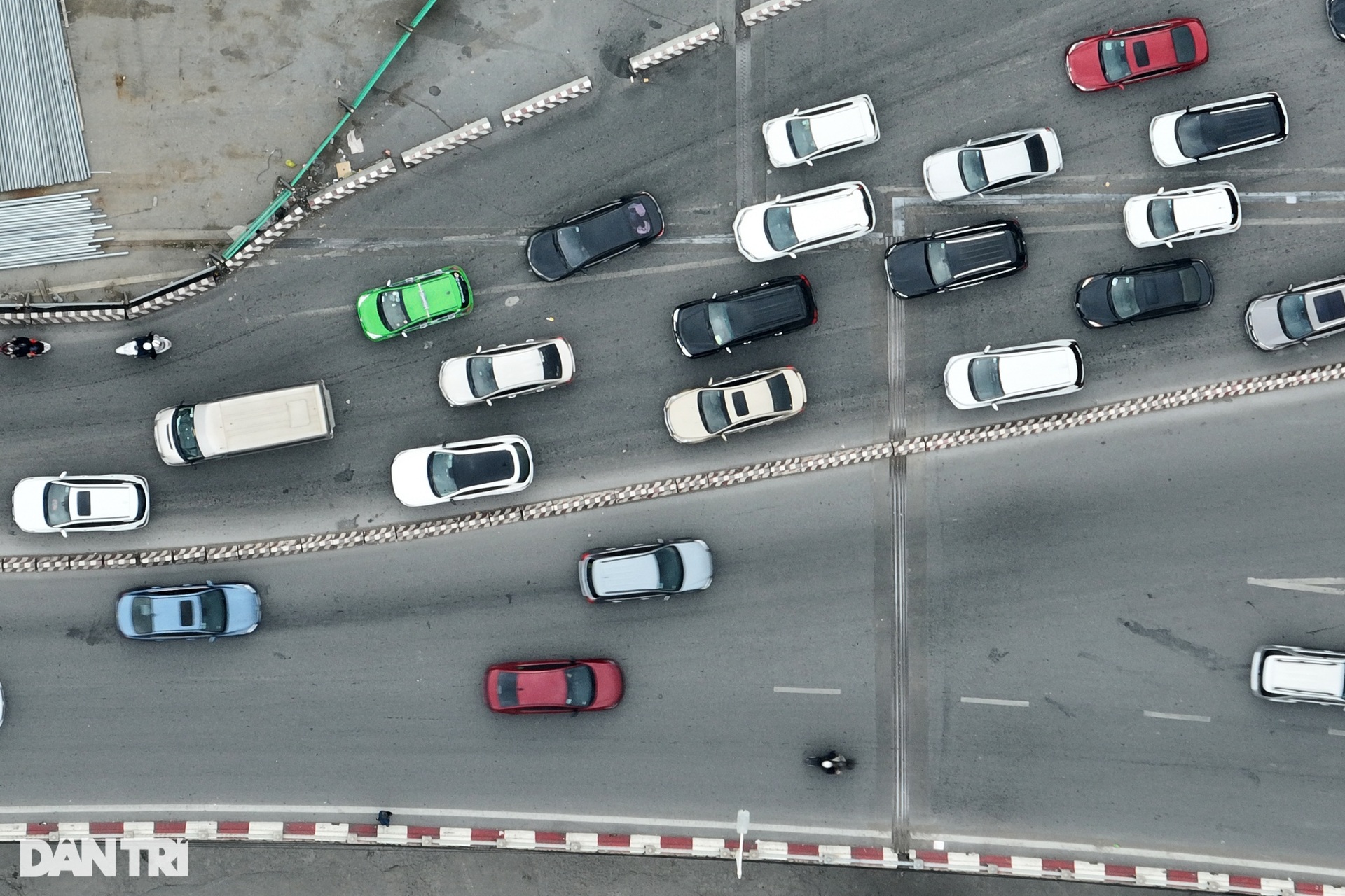Mùng 2 Tết: Hà Nội ùn tắc nhiều kilomet đường vành đai 3 trên cao - 3 Mùng 2 Tết: Hà Nội ùn tắc nhiều kilomet đường vành đai 3 trên cao - 3