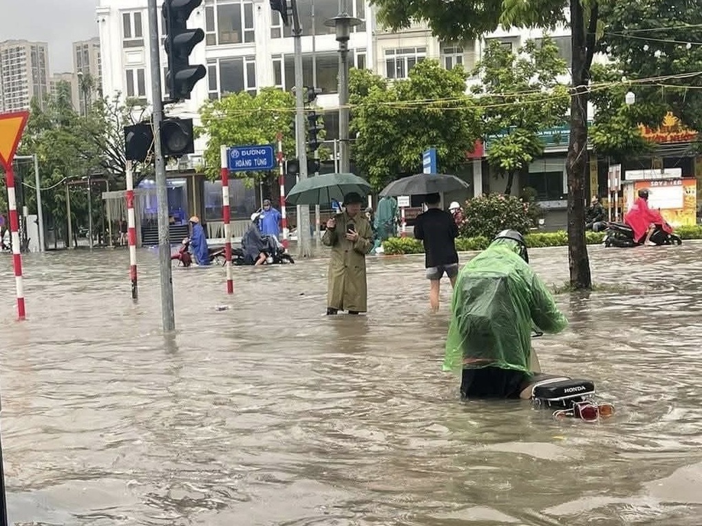 Khu đô thị ở Hà Nội ngập trong nước, người dân nghỉ làm chờ nước rút - 1 Khu đô thị ở Hà Nội ngập trong nước, người dân nghỉ làm chờ nước rút - 1