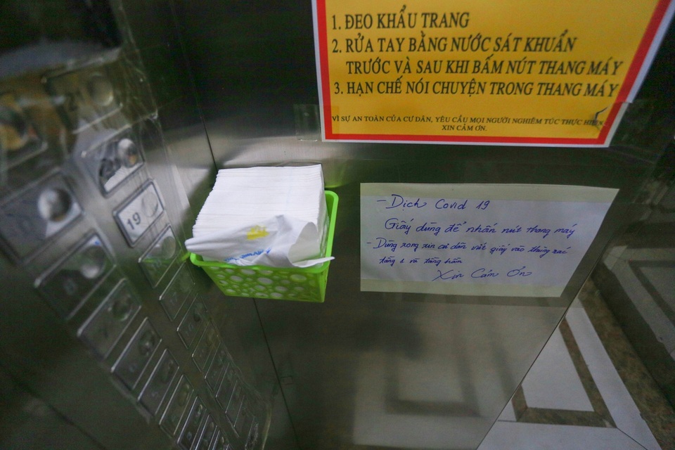 Dân Hà Nội nghĩ ra muôn kiểu bấm thang máy “độc, lạ” mùa dịch Covid-19 - 11 Dân Hà Nội nghĩ ra muôn kiểu bấm thang máy “độc, lạ” mùa dịch Covid-19 - 11
