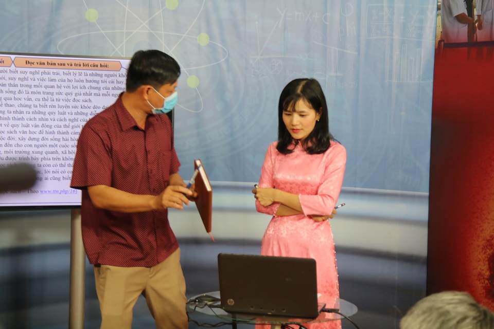 Dạy qua truyền hình: Giáo viên lo lắng vì hạn chế tương tác với học sinh - 4 Dạy qua truyền hình: Giáo viên lo lắng vì hạn chế tương tác với học sinh - 4