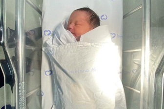 Thái Lan: Bé sơ sinh một ngày tuổi bị bỏ rơi trong két nước bồn cầu