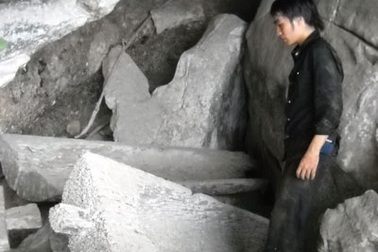 Hang động chứa nhiều quan tài cổ "treo" trên vách núi