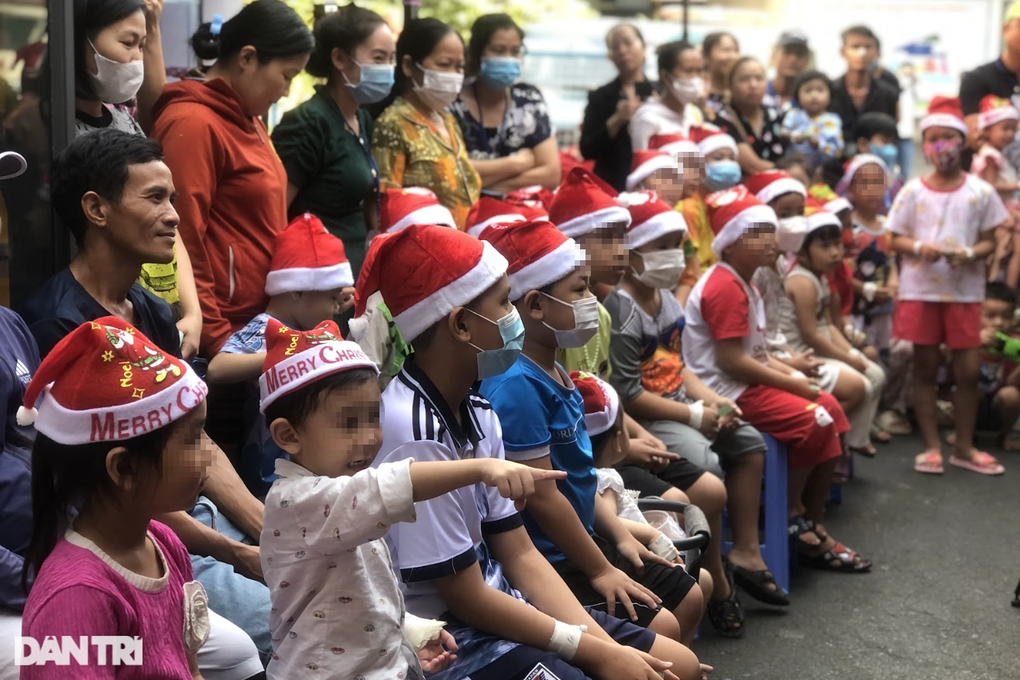 Bé gái bị bệnh thận từ bào thai, đón Noel đầu đời trong viện trước ngày mổ - 1 Bé gái bị bệnh thận từ bào thai, đón Noel đầu đời trong viện trước ngày mổ - 1