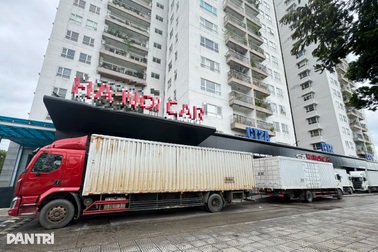 Biệt thự nhà giàu ở Hà Nội chống bão bằng bao cát, xếp xe tải chắn xe sang