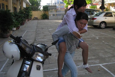 Đà Nẵng: Chị cõng em leo 2 tầng lầu vào tận phòng thi