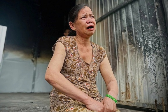 Người phụ nữ "trời đày" trước căn nhà, di ảnh chồng bị sét đánh cháy đen