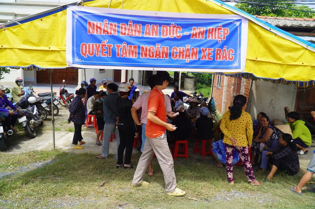 Ô nhiễm chạy từ chỗ này sang chỗ khác, người dân dựng lều chặn rác - 2 Ô nhiễm chạy từ chỗ này sang chỗ khác, người dân dựng lều chặn rác - 2