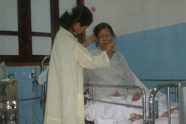 Cô bé 14 tuổi gồng mình gánh bất hạnh