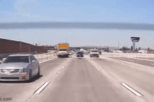 Video máy bay hạ cánh khẩn cấp, bốc cháy trên cao tốc ở Mỹ