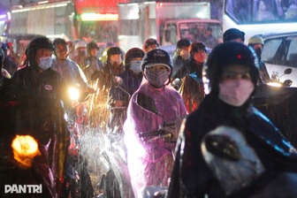 TPHCM chịu tác động của rìa hoàn lưu bão số 15 gây gió giật mạnh