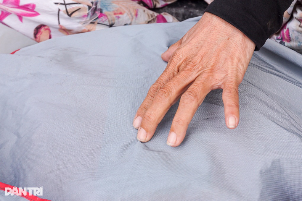 Kiếm tiền từ áo mưa rách, nghề lạ hoắc lạ huơ, một năm làm nửa mùa - 2