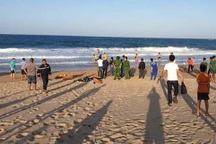 Ba giáo viên nghỉ hưu bị sóng biển cuốn mất tích