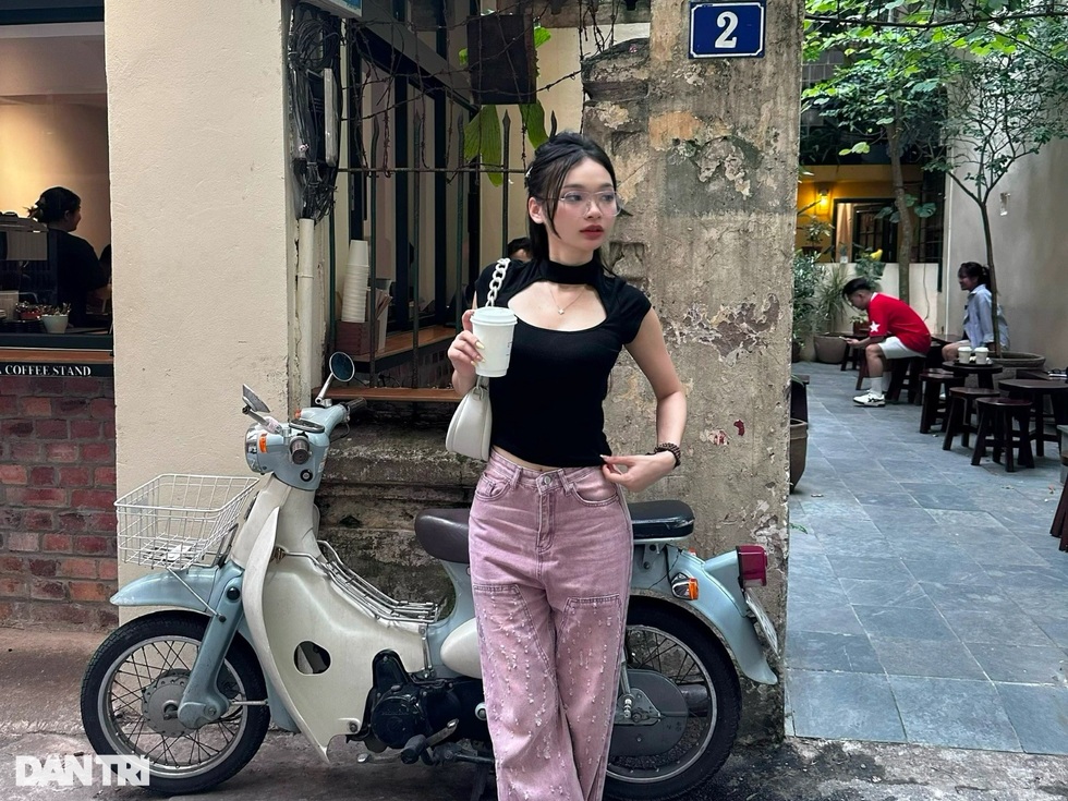 Giới trẻ lên phố cổ Hà Nội săn gió mùa, chi 500.000 đồng để có ảnh đẹp - 6 Giới trẻ lên phố cổ Hà Nội săn gió mùa, chi 500.000 đồng để có ảnh đẹp - 6