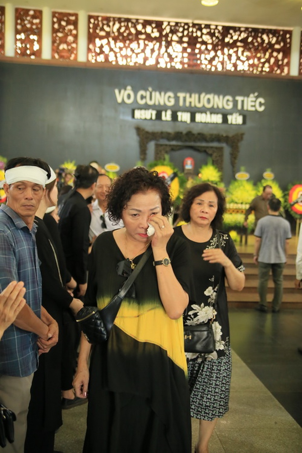 Đồng nghiệp nghẹn ngào tiễn đưa NSƯT Hoàng Yến - 13 Đồng nghiệp nghẹn ngào tiễn đưa NSƯT Hoàng Yến - 13