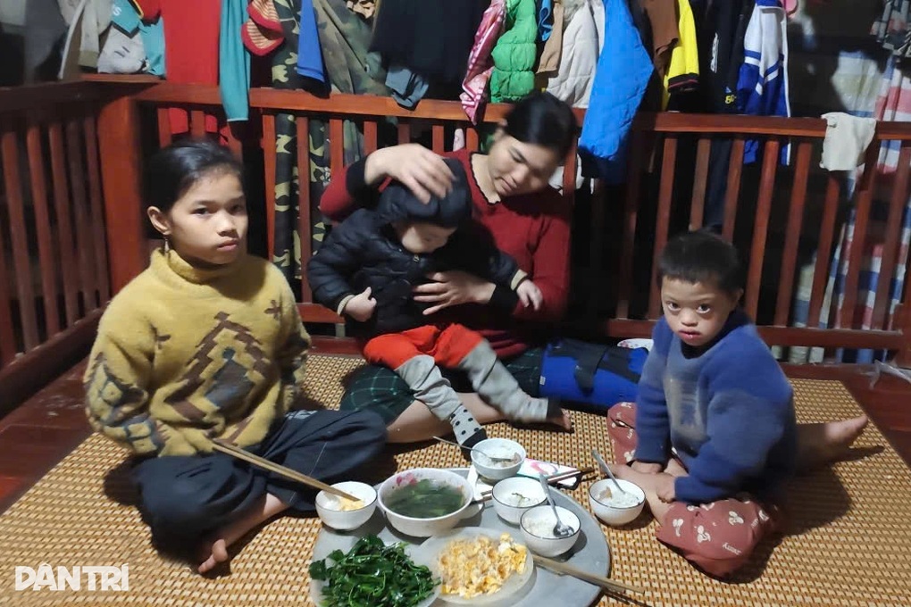 Chồng mất, con khuyết tật nặng, mẹ nghèo vừa ra viện vẫn gắng mưu sinh - 3