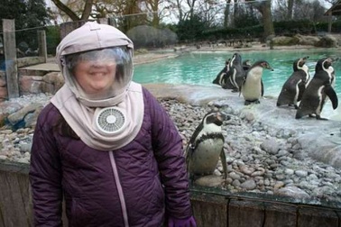 Quanh năm mặc đồ bảo hộ như phi hành gia vì dị ứng với ánh mặt trời