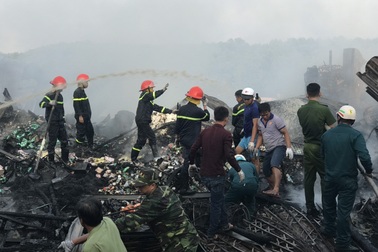 12 căn nhà bị thiêu rụi lúc rạng sáng, bé gái 14 tuổi tử vong