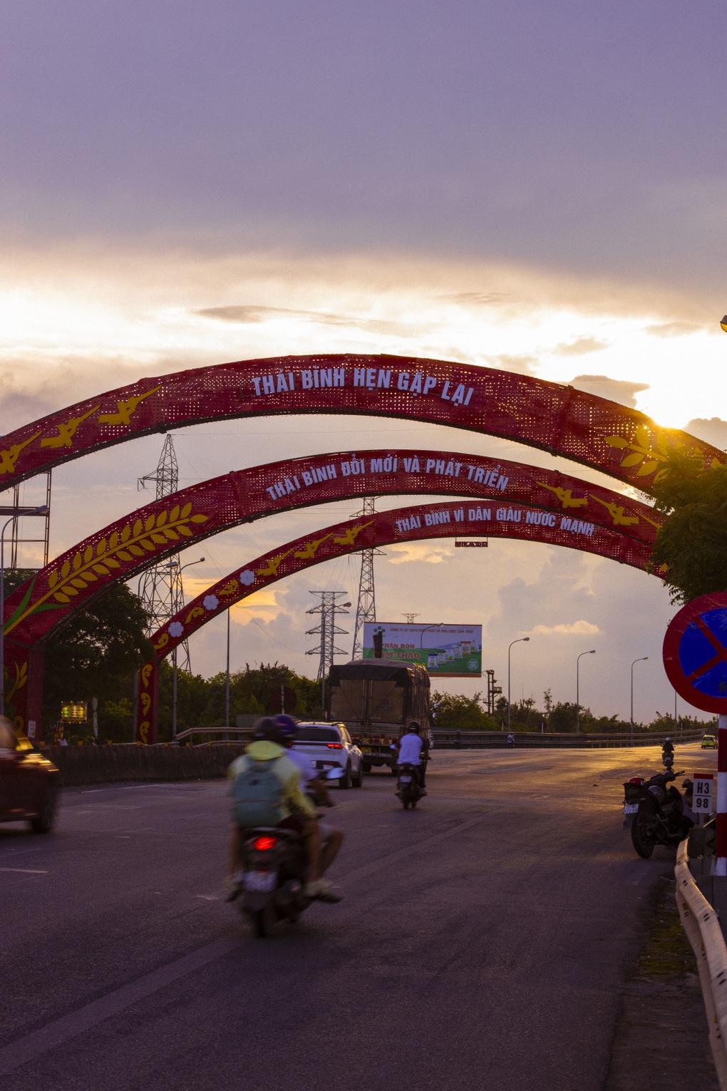 ពេលថតរូប ច្រកទ្វារស្វាគមន៍ ថៃ ប៊ិញ ជួបគ្នាម្តងទៀត បង្កើតអារម្មណ៍ជាច្រើន - ៣ Khoảnh khắc chụp cổng chào Thái Bình hẹn gặp lại tạo nhiều cảm xúc - 3